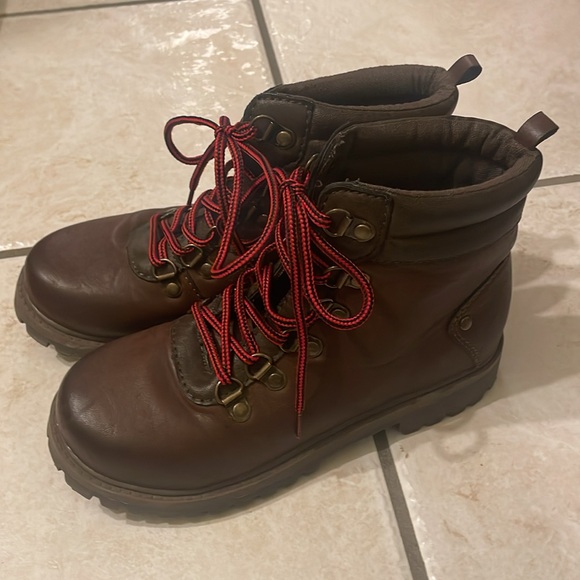 🥾 Cute hiking boots for a boy or girl!! Great shape! Barely worn!